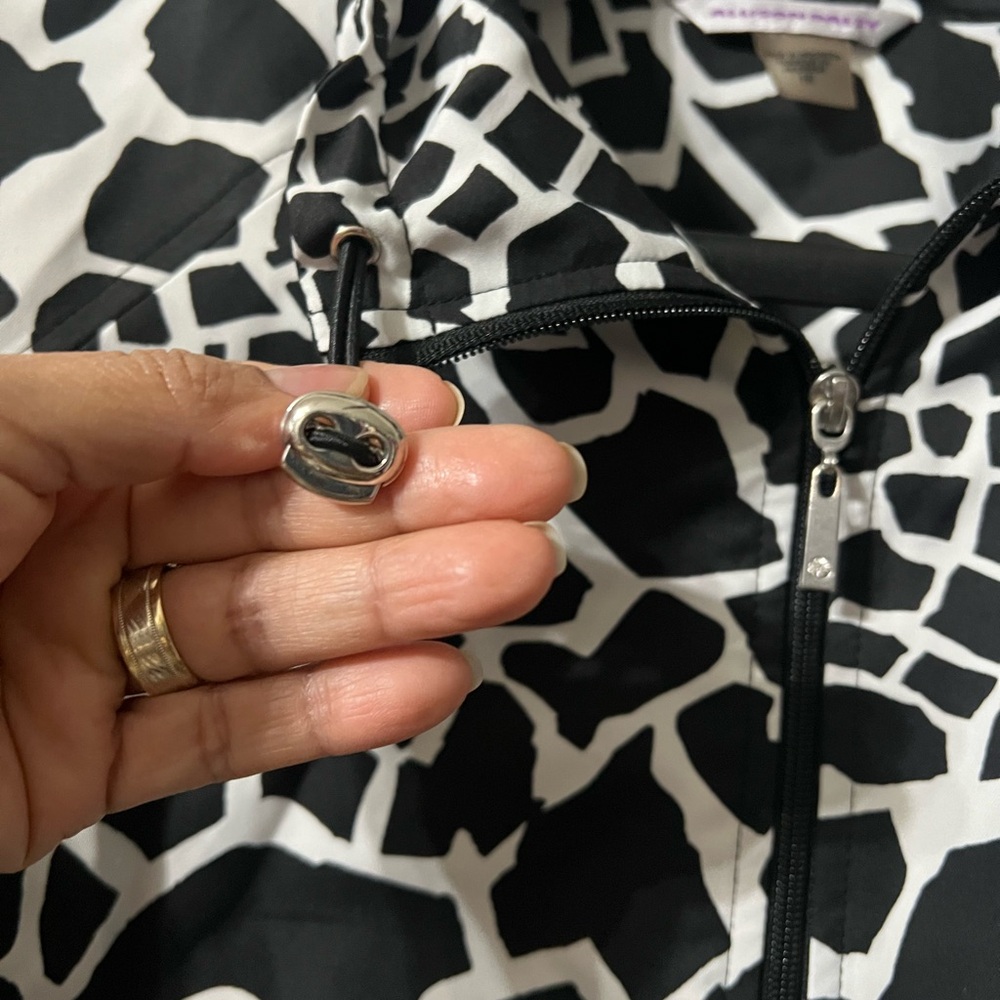 Black and White Giraffe Print Jacket - Picture 4 of 5